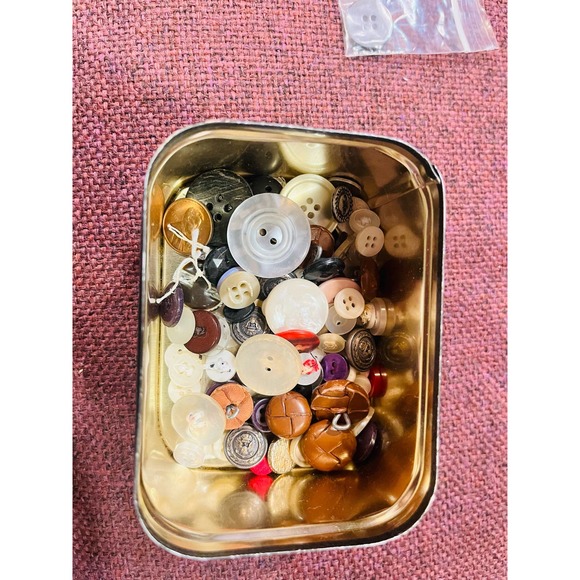 Vintage Singer sewing tin container with old buttons - Picture 10 of 13